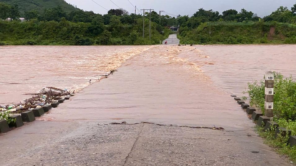 Bão số 10 di chuyển nhanh bất thường, các địa phương khẩn trương ứng phó